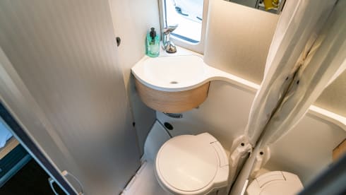 Luxe Hymer buscamper met lengte bedden