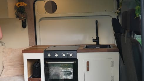 Zonnewijzer – Winter-Proof Off-Grid Campervan with Solar, Nespresso, Oven and more!