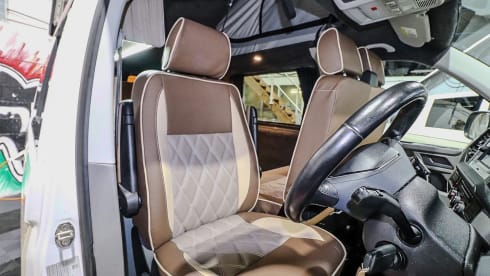 Vanellope – Lernen Sie Vanellope kennen – ein moderner VW T6.1 Campervan (Baujahr 2020), ULEZ-konform, mit 4 Schlafplätzen