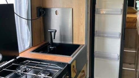 Heunie 1 – Beautiful camper van from 2017 with 2 lengthways beds