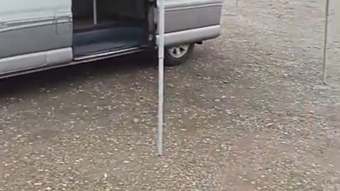 Oli  – Campervan Toyota a 2 posti letto del 2011