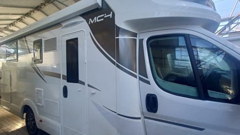 Sasha – New McLouis 4/5 people, semi-integrated 2023