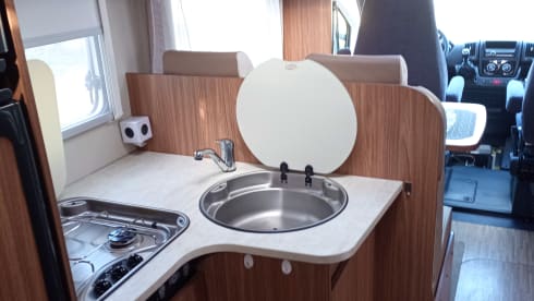 Spacious neat 2 pers. carado / hymer camper.