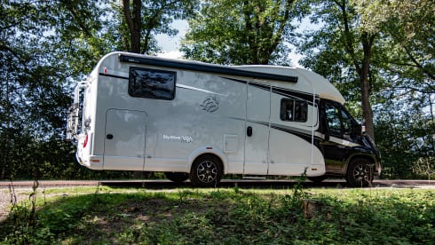 Sky Wave 700 MEG – Luxury automatic semi-integrated camper for 4p with Airco!