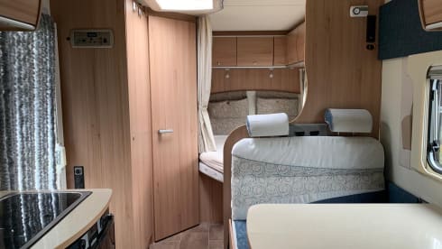 De Ixeo – Neat complete family camper for rent Burstner Ixeo