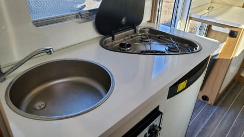 Auto Roller 747 – 2024 Roller Team Auto Roller 747 automatic six berth + six seatbelts 