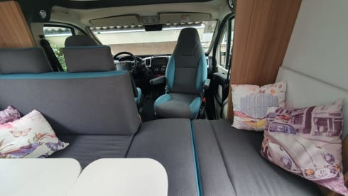 Camper Kai – Relax on your journey with a luxurious Adria Sunliving alcove camper