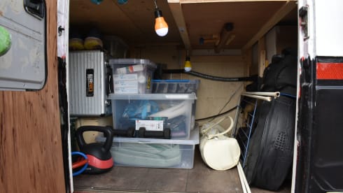 Barry – Unique off-grid oldtimer Mercedes 508 camper