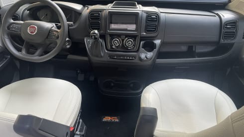 Camping-car 2 personnes (2024) McLouis Menfys Discovery Van 1