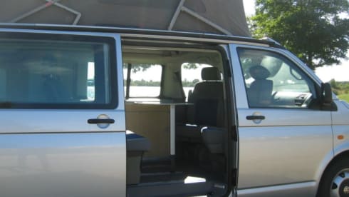 Bulli 2 – Budget bus camper Volkswagen California T5