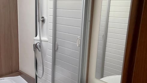 Goldie – Bürstner Ixeo IT 664, Standklima, AHK, Markise, Hubbett