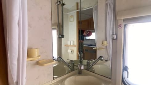 Max  – Cosy comfortable and easy to drive Peugeot MWB 4 birth motorHOME 