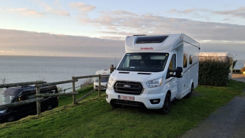 Spacious camper, full option, incl. air conditioning, for up to 4 people. 