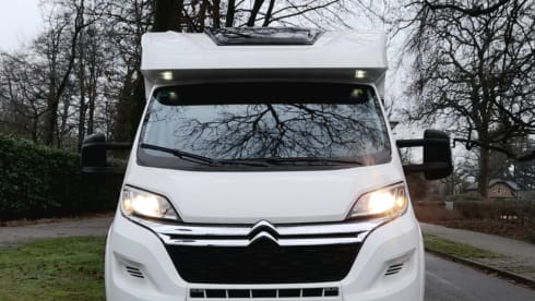 Camper 5 persoons, lengtebedden, airco, fietsendrager. – Wohnmobil 