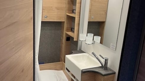 Spacious camper, full option, incl. air conditioning, for up to 4 people. 