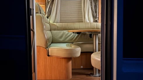 Hymer-Wohnmobil für 4 Personen, integriert ab 2015
