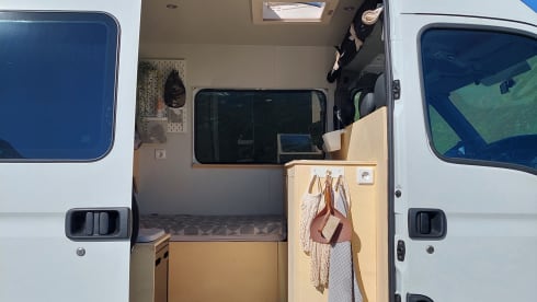 Atmospheric modern bus camper (3 pers)