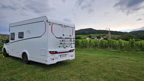 Spacious camper, full option, incl. air conditioning, for up to 4 people. 