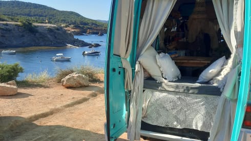 Ibiza hippie van Renault Traffic turquoise 