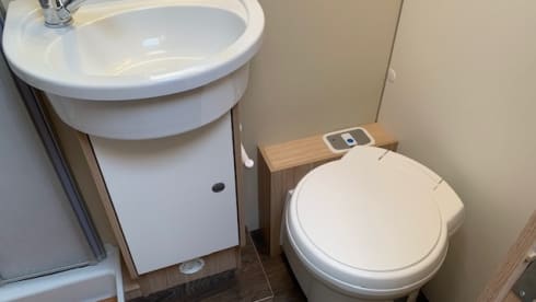 Sunny – Sunlight A70 alcove 6 person Automatic 150 HP built in 2018