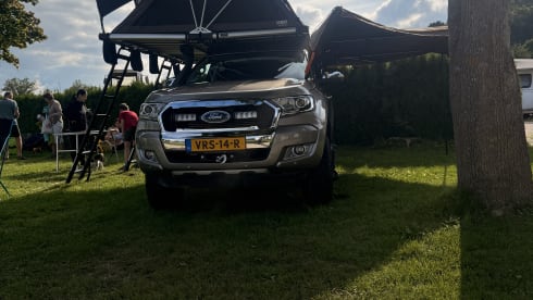 Avventuroso 4x4 con 2 tende da tetto: pronto per il campeggio selvaggio e i viaggi su strada