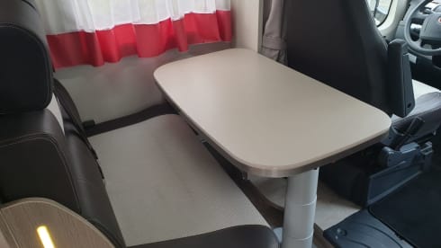 Very luxurious, spacious and comfortable camper with Queen size bed, super complete!