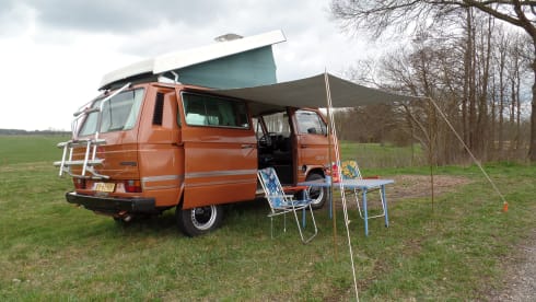 Choco! – Chocolate! Retro holiday bus for the ultimate road trip!