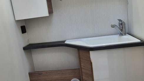 Camper 1 – Spacious and luxurious 6-person camper incl. PlayStation 4