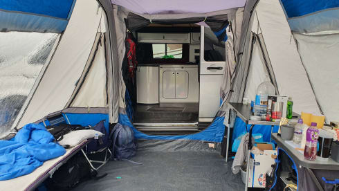 Silberner Volkswagen 2016 T6 Family Campervan mit 4 Schlafplätzen