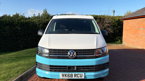 Rogue Five – Top Spec Volkswagen T6.1 | Comfortable & Slick | Sleeps 4