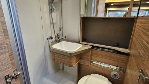Weinsberg CaraCompact-3 – Ultimate Freedom for Couples! Luxury Camper with Single Beds and XL Garage
