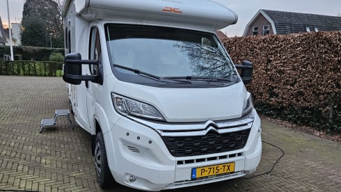 Voyager – impeccable 4p semi-integrated camper from 2017