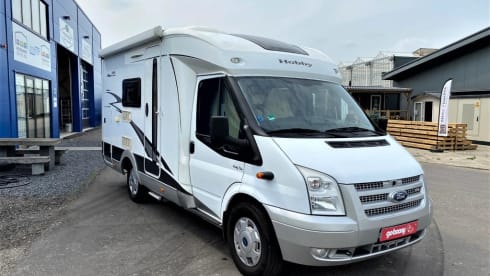 Nice compact Ford camper!