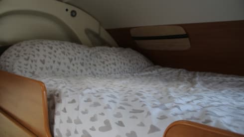 Kaz Camper – Fabulous 6 berth 4 seatbelts with WIFI Chausson alcove (2010)