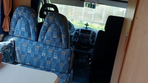 Viervoeter vriendelijk – 4p Adria Mobil semi-integrated from 2005