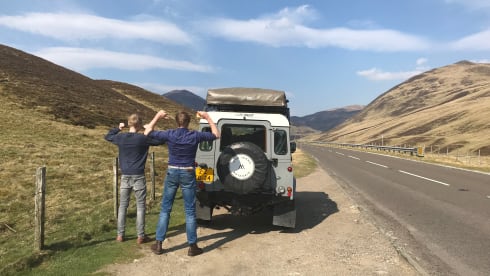 110 grijs – Land Rover Defender 110 with roof tent