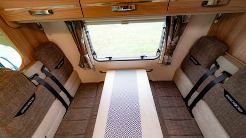 Taylor – Peugeot Bailey Approach camper met 6 slaapplaatsen, bouwjaar 2011.