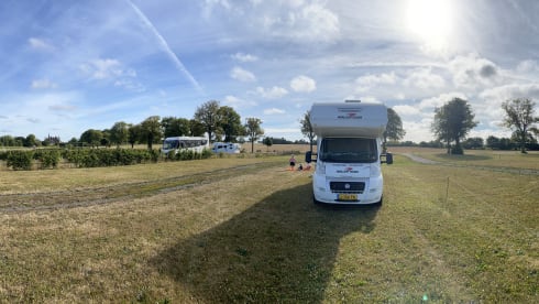 Complete neat well maintained Camper for families or couples