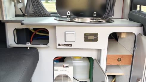 CAMPING-CAR SUPER COMPACT 2 PERSONNES CLIMATISATION RÉGULATEUR DE VITESSE PANNEAU SOLAIRE 