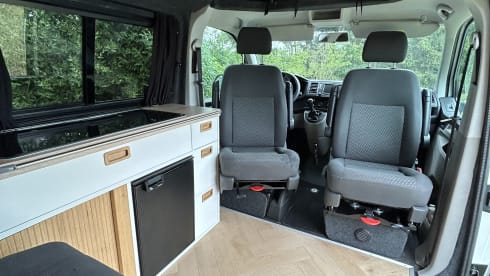 Vanny Blue – Luxurious & attractive VW camper Woodpecker - 4p