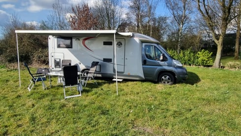 Zilveren parel. – Burstner with 2 x length bed and large dinette.