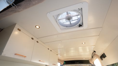 Zonnewijzer – Winter-Proof Off-Grid Campervan with Solar, Nespresso, Oven and more!