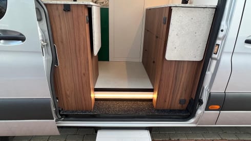 Beautiful 2p Mercedes-Benz bus from 2019 (new interior 2023)