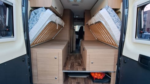 Odiesadventures2 – Mooie Fiat Ducato buscamper met lengtebedden