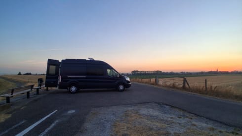 BigBlueBeast – 2-person very spacious off-grid Ford bus