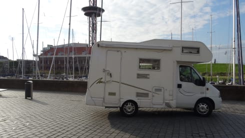 Come and enjoy our wonderful 2 (-3)-person Fiat Ducato alcove camper