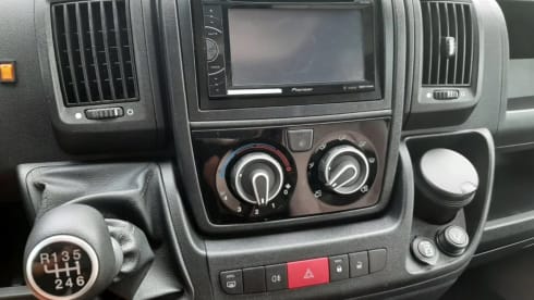 Rollerteam Orion – Hele luxe 4 persoons camper met queensbed en hefbed, veel bergruimte