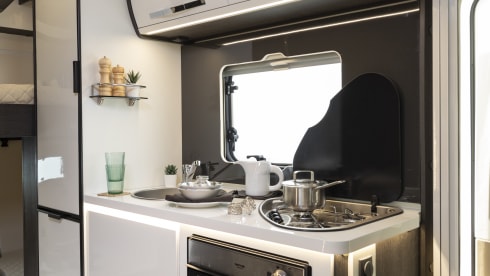 Luca – Luca – Motorhome – Sleeps 6 – Travels 6