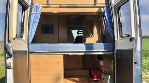 Compact and cozy camper 