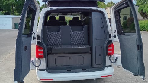 Wee Mags – Immaculate 4 berth 2017 VWT5 Camper